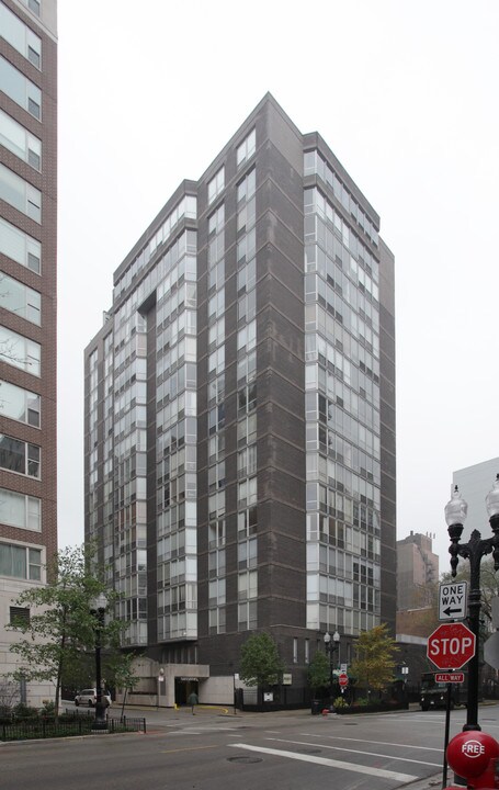 Hanover House in Chicago, IL - Building Photo