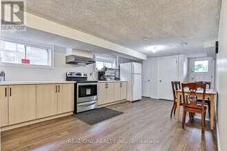 31 Terryhill Crescent in Toronto, ON - Building Photo - Building Photo