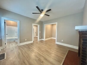 5211 Montgomery Rd in Cincinnati, OH - Building Photo - Building Photo