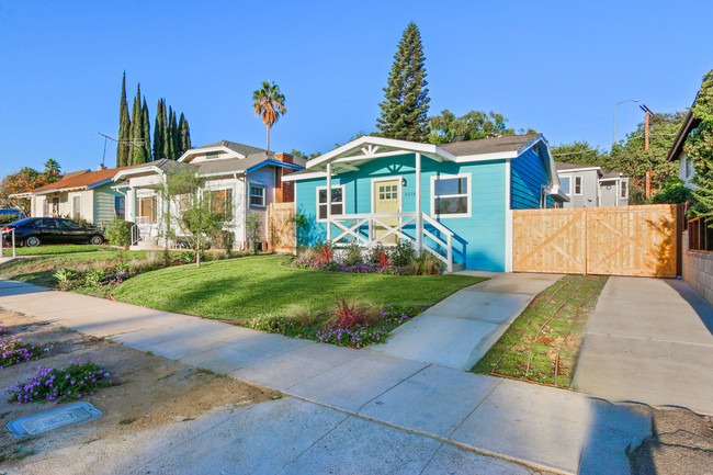 Duplex Farmhouse in Los Angeles, CA - Building Photo - Other