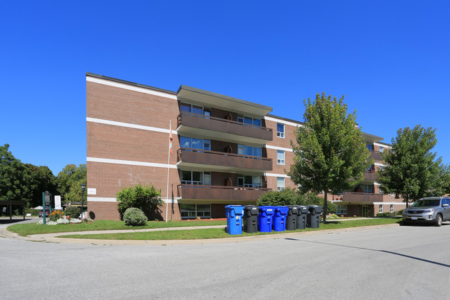 Holgate Court in Barrie, ON - Building Photo - Building Photo