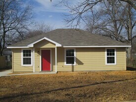 530 W Heard St in Cleburne, TX - Building Photo