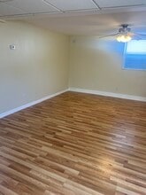 49 Broadway Ave in Sayville, NY - Foto de edificio - Building Photo