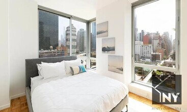 451 W 37th St, Unit 2703 in New York, NY - Building Photo - Building Photo