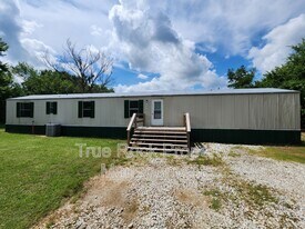 511 10th St in Francis, OK - Building Photo