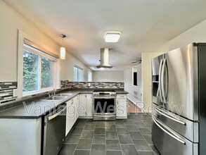 3186 McLeod Rd in West Kelowna, BC - Building Photo - Building Photo