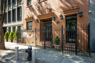 424 W 49th St in New York, NY - Building Photo - Building Photo