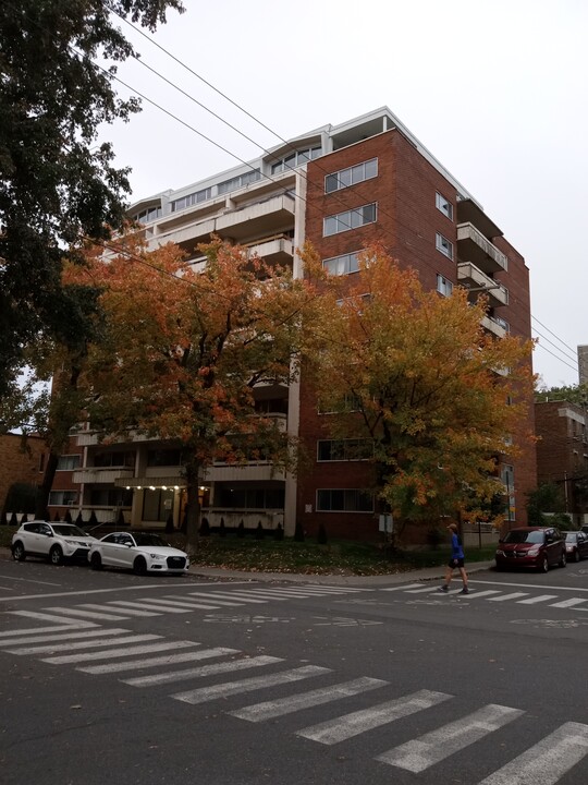 190 Willowdale Av in Outremont, QC - Building Photo