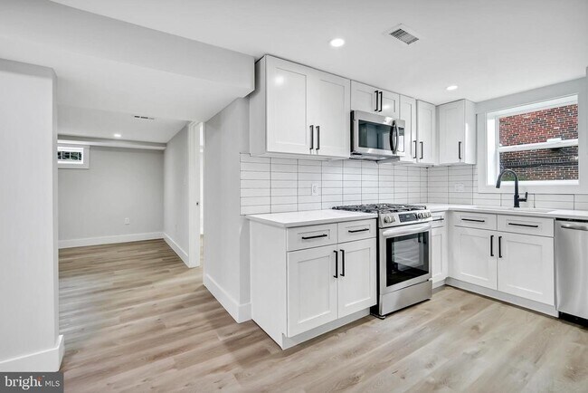 6903 Dunmanway, Unit E in Dundalk, MD - Foto de edificio - Building Photo