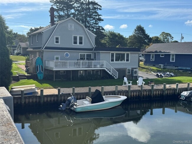 2 Orchard Neck Rd in Center Moriches, NY - Building Photo - Building Photo