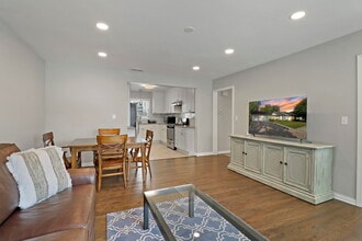 500 W Pacific Ave, Unit 500 W Pacific Ave in Waukegan, IL - Foto de edificio - Building Photo