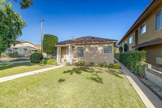 340 N Monterey St, Unit 304 N Monterey St in Alhambra, CA - Foto de edificio - Building Photo