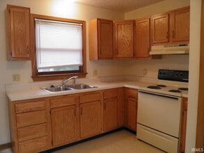 5221 Raubs Ln in Bloomington, IN - Foto de edificio - Building Photo