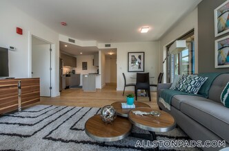 40 Malvern St, Unit 406 in Boston, MA - Foto de edificio - Building Photo