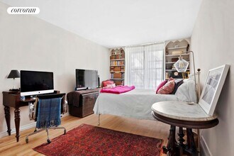 165 Christopher St in New York, NY - Building Photo - Building Photo