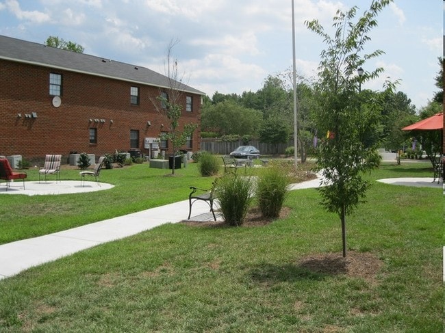Arlington Pointe Apartments in Greenville, NC - Foto de edificio - Building Photo