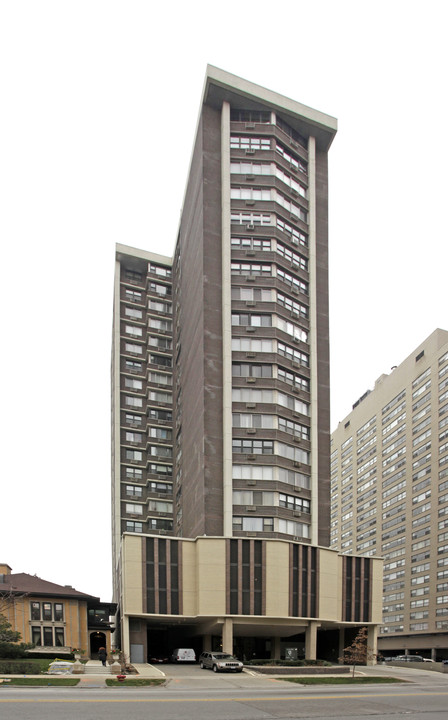 Sheridan Point Condominiums in Chicago, IL - Building Photo