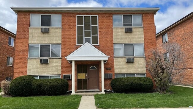 property at 426 1/2 W Touhy Ave