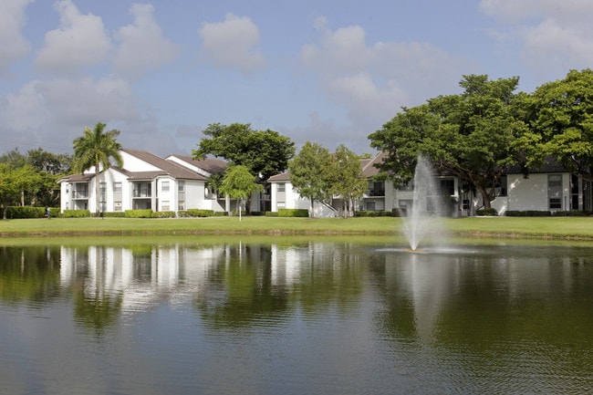 Centro at Davie Apartments in Davie, FL - Foto de edificio - Building Photo