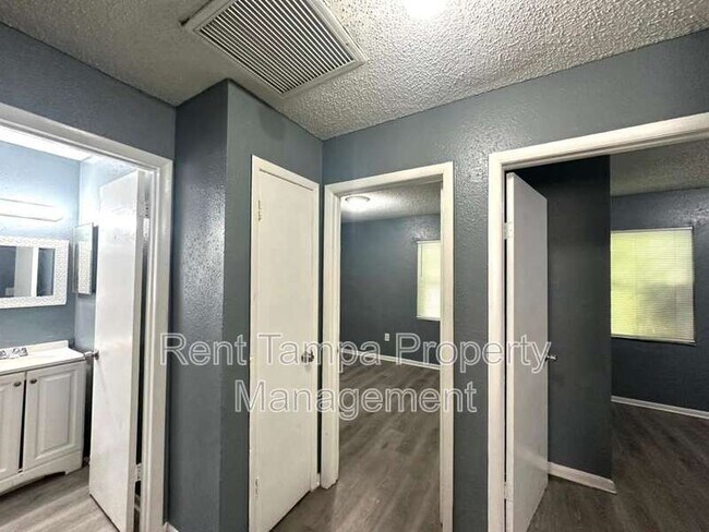 8304 N Mulberry St in Tampa, FL - Building Photo - Building Photo