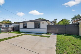 2490 NW 44th St in Miami, FL - Building Photo - Building Photo