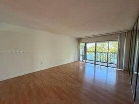8775 Park Blvd in Miami, FL - Building Photo