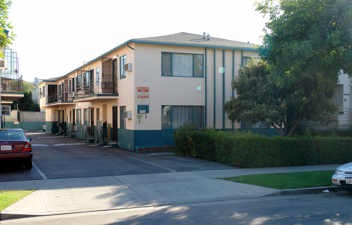 802 E Windsor Rd in Glendale, CA - Building Photo