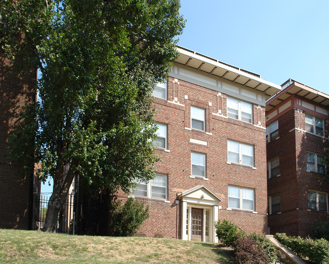 222-224 Brush Creek Blvd in Kansas City, MO - Foto de edificio - Building Photo