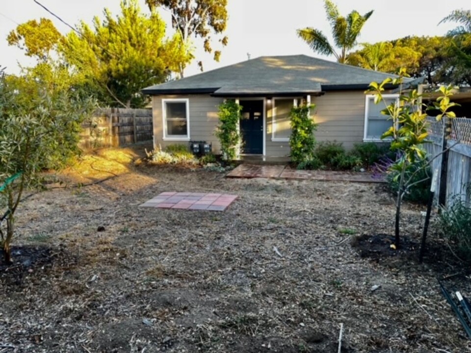 947 W Foothill Blvd in San Luis Obispo, CA - Foto de edificio