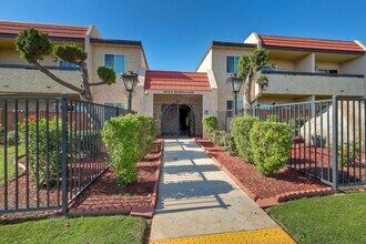 La Roca Plaza in Santee, CA - Foto de edificio - Building Photo