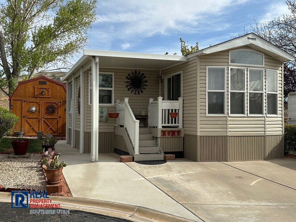 41 N Volcano in Hurricane, UT - Building Photo