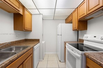 10032 Twin Lakes Dr in Coral Springs, FL - Building Photo - Building Photo