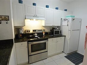 18001 Richmond Pl Dr in Tampa, FL - Foto de edificio - Building Photo