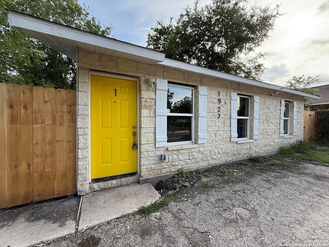 1927 W Mayfield Blvd, Unit A-435 in San Antonio, TX - Building Photo - Building Photo