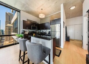 235 W Van Buren St in Chicago, IL - Foto de edificio - Building Photo