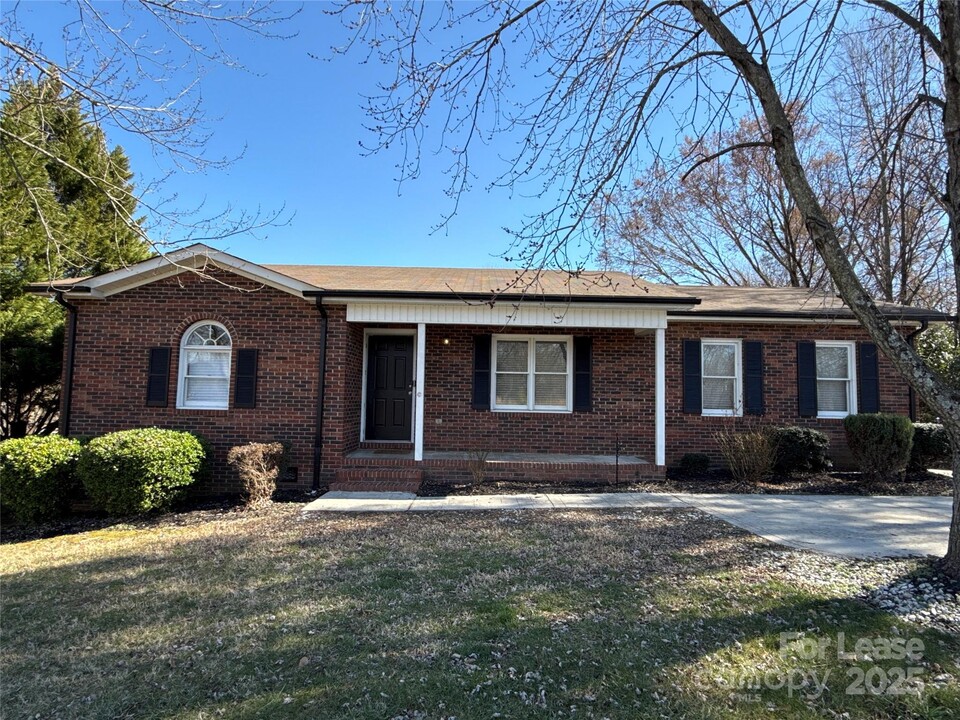 1929 Concord Lake Rd in Kannapolis, NC - Building Photo