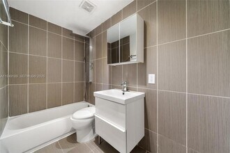 3262 Elizabeth St, Unit 2 in Miami, FL - Foto de edificio - Building Photo