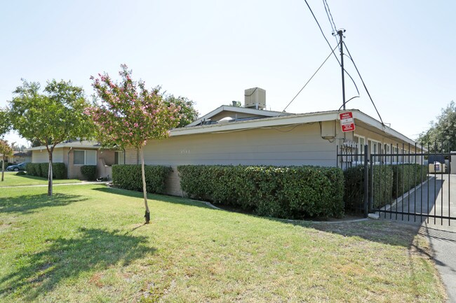 4540 E Sierra Madre Ave in Fresno, CA - Foto de edificio - Building Photo