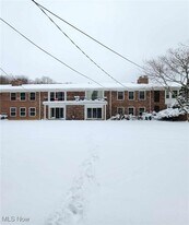 6960 Carriage Hill Dr in Brecksville, OH - Building Photo