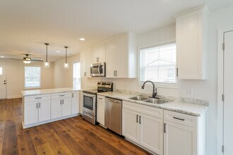 658 19th Ave W in Springfield, TN - Foto de edificio - Building Photo