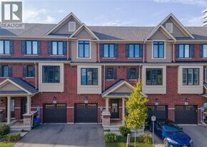 15 Pierre Trudeau Ln in Grimsby, ON - Building Photo