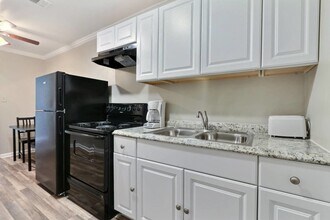 2211 E 56th St in Savannah, GA - Building Photo - Building Photo