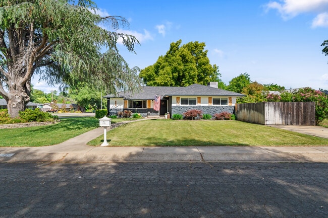3689 Suzanne Way in Redding, CA - Building Photo - Building Photo