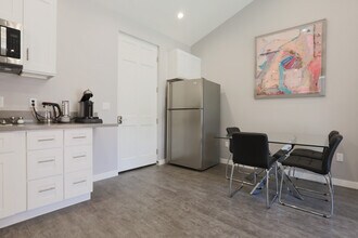 23113 Erwin St in Woodland Hills, CA - Building Photo - Building Photo