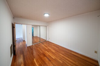 8639 Crescent Dr in Los Angeles, CA - Building Photo - Building Photo