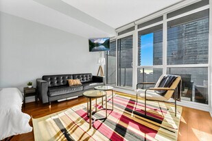 25 York St in Toronto, ON - Building Photo