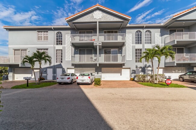 Cobblestone on The Lake Apartments in Ft. Myers, FL - Building Photo - Building Photo