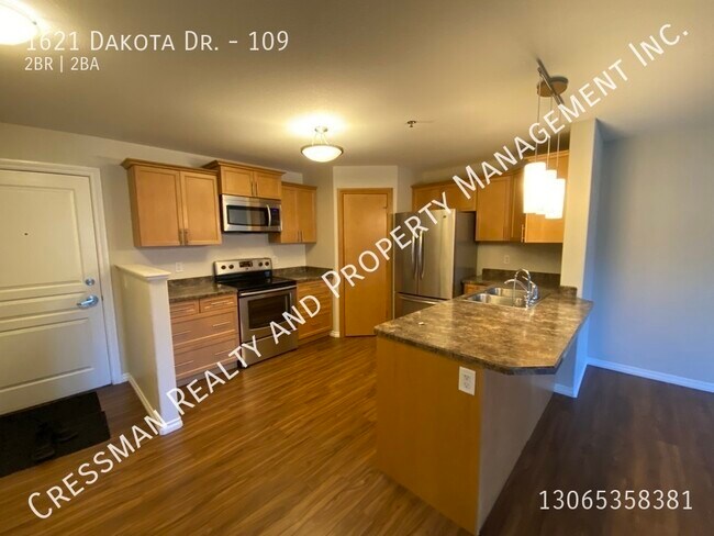 1621 Dakota Dr in Regina, SK - Building Photo - Building Photo
