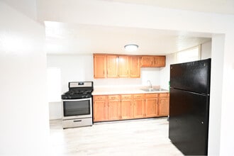 1901 Neville Dr, Unit 2 in Louisville, KY - Foto de edificio - Building Photo