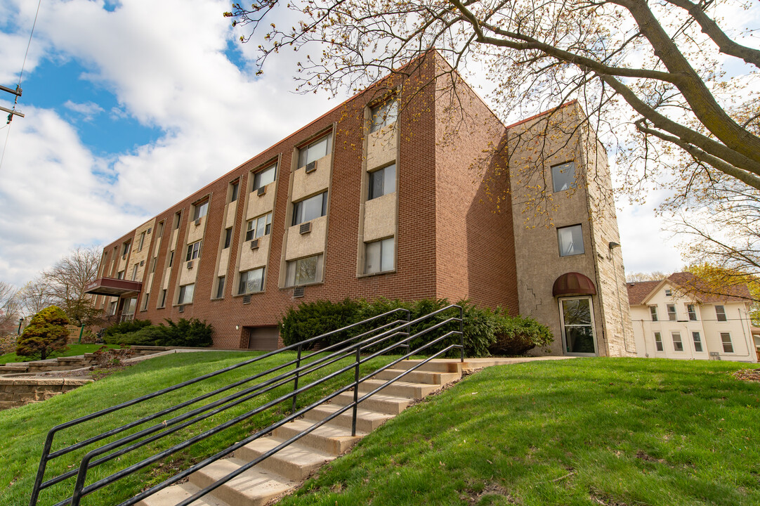 Hartwell Place Apartments in Waukesha, WI - Foto de edificio